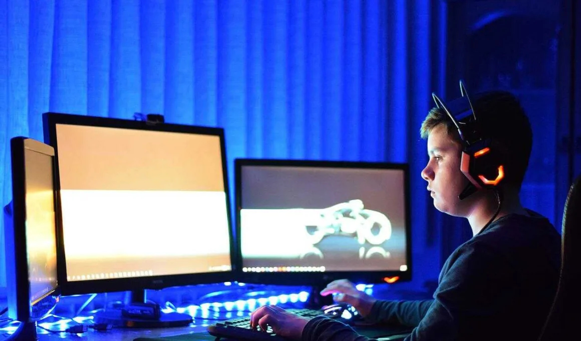 nastolatek gra w gry komputerowe